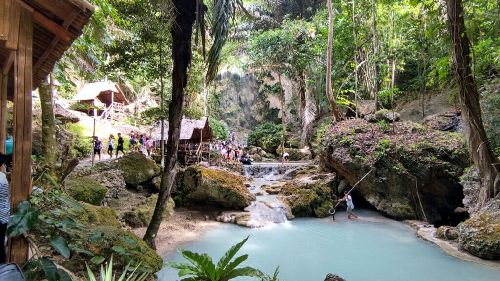 フィリピン、セブ島、ツマログの滝と観光客。