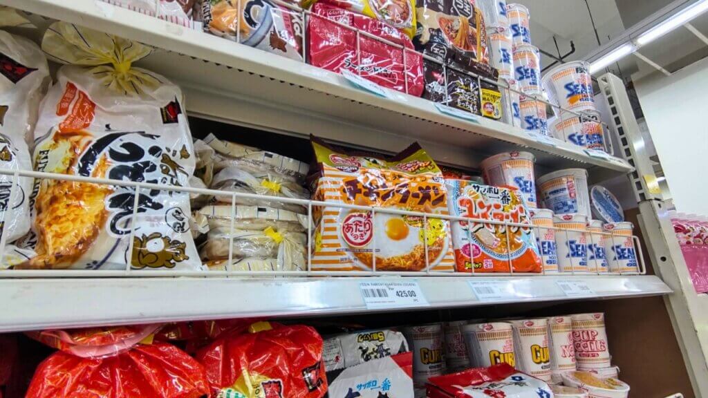 セブ ITパークのメトロスーパーマーケットに陳列された日本製の麺類