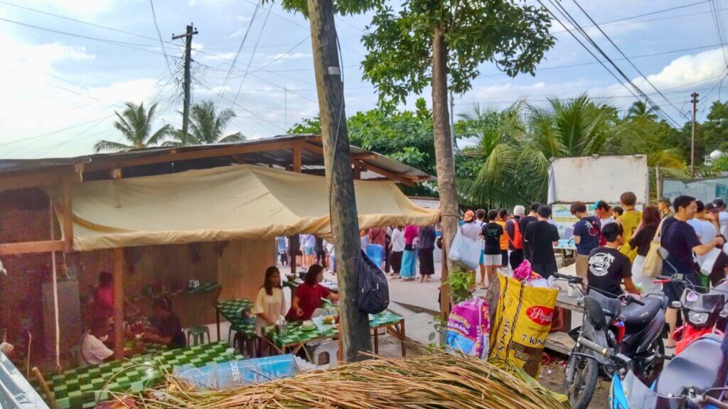 フィリピン、セブ島のオスロブ。ジンベエザメツアーを待つ人の列。