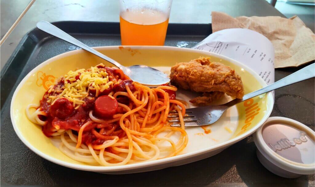 フィリピンで有名なファーストフードチェーン、ジョリビー。日本のファーストフード店では珍しいスパゲティ。