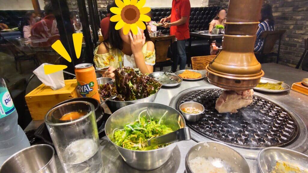 フィリピン、セブ島、ITパークにある韓国料理屋さん、Yukga Korean BBQ。豚肉を焼いている。